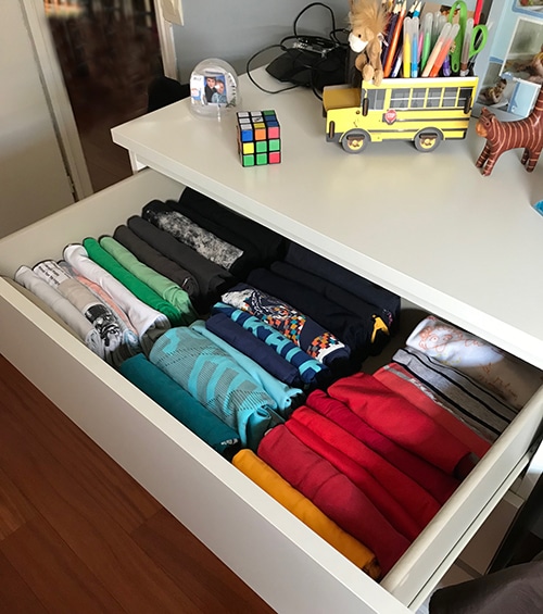 photo d'un tiroir de vêtements pliés verticalement : le rangement vertical est une des clés pour garder sa maison organisée