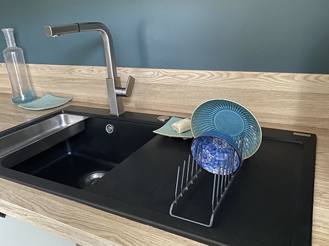 égouttoirs à vaisselle sobres et design : des accessoires de rangement indispensables pour la cuisine